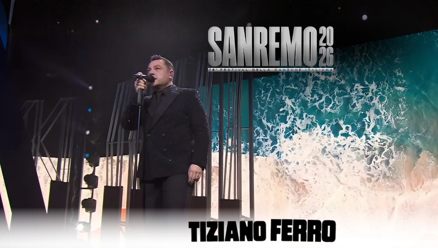 Tiziano Ferro incanta Sanremo 2026 e si prepara al tour Stadi 2026